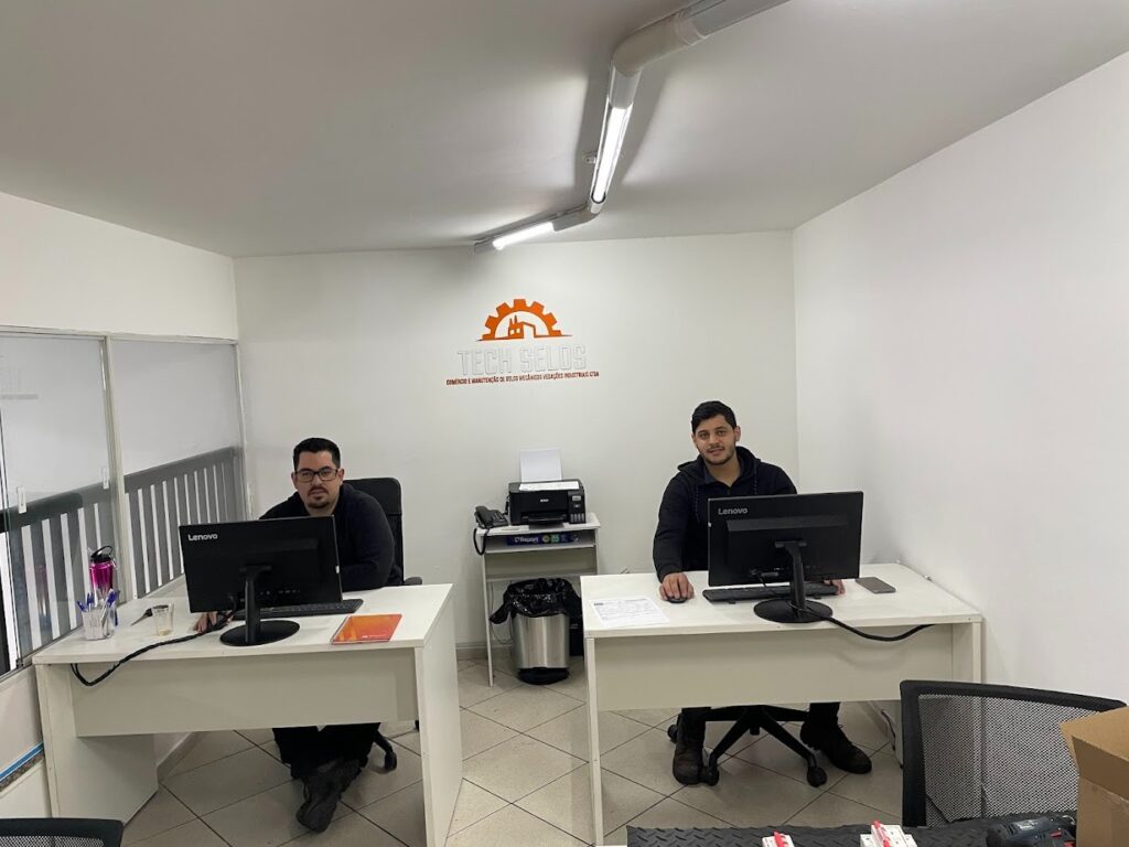 Escritório da Tech Selos com equipe trabalhando em soluções de vedação industrial.